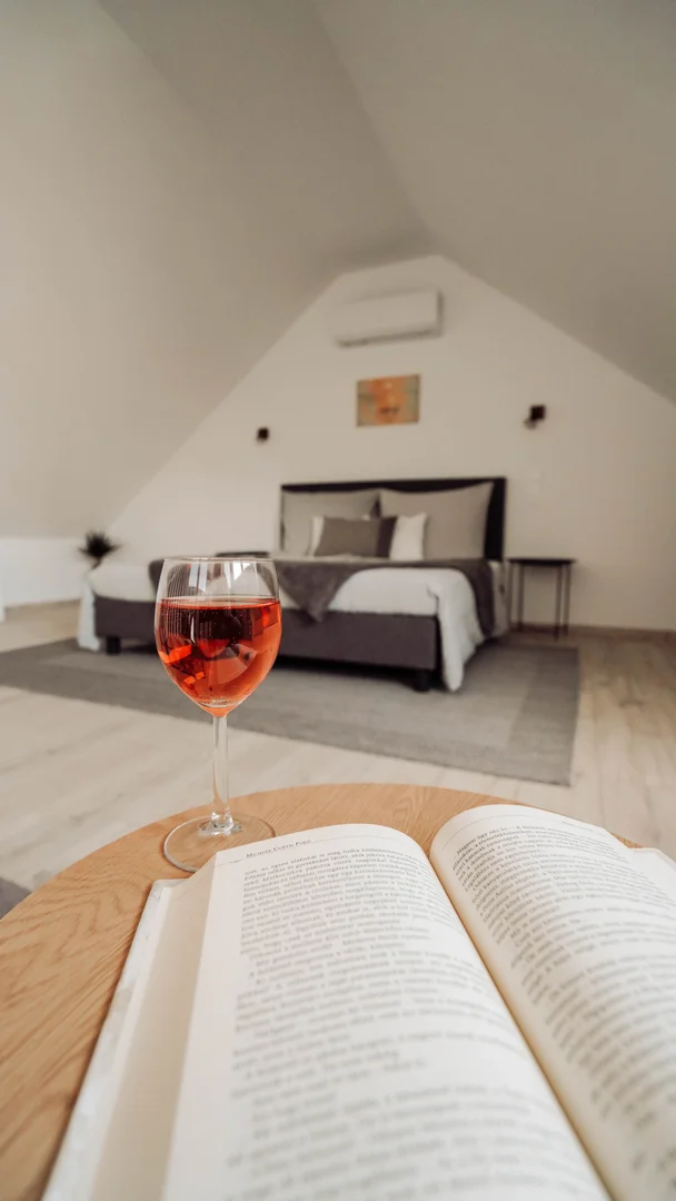 2+1 fős apartman – hangulatos részlet könyvvel és borral