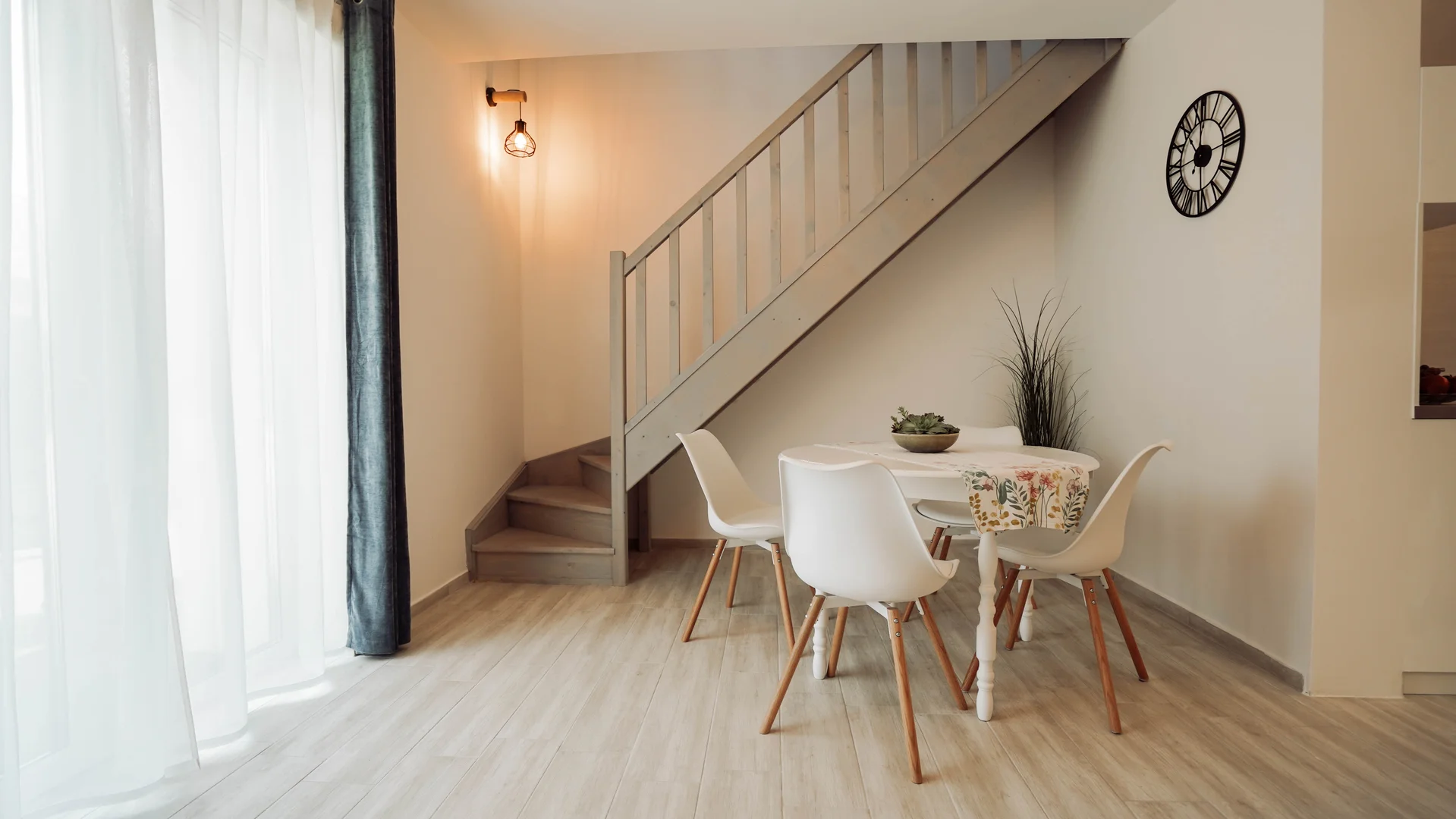 2+1 fős apartman – nappali és étkezőasztal